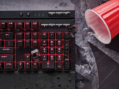 Cherry赤軸採用の防水・防塵ゲーミングキーボード、CORSAIR「K68 Red LED」