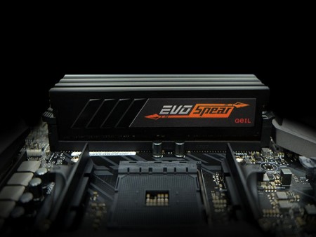 ローハイトヒートスプレッダ搭載のDDR4オーバークロックメモリ、GeIL「DDR4 EVO Spear」シリーズ