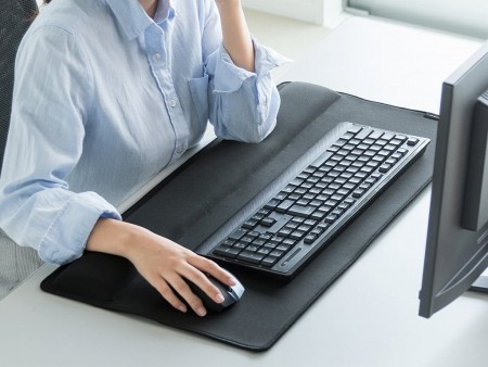 フルキーボードも余裕で置ける、大型リストレスト付きマウスパッドがサンワダイレクトから