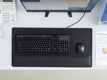 フルキーボードも余裕で置ける、大型リストレスト付きマウスパッドがサンワダイレクトから