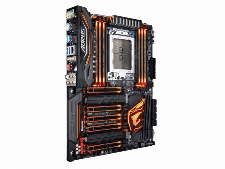 発表まであと13時間。GIGABYTE、「Ryzen Threadripper」対応のハイエンドマザーをチラ見せ
