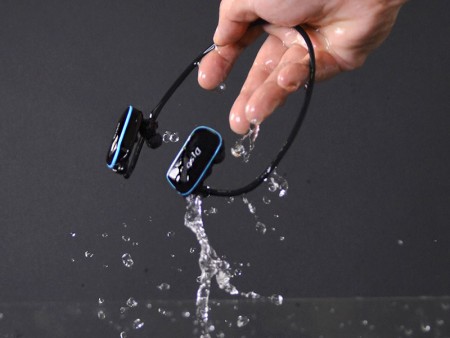 サンコー、”泳ぎながら音楽が聴ける”完全防水のヘッドフォン一体型MP3プレイヤー
