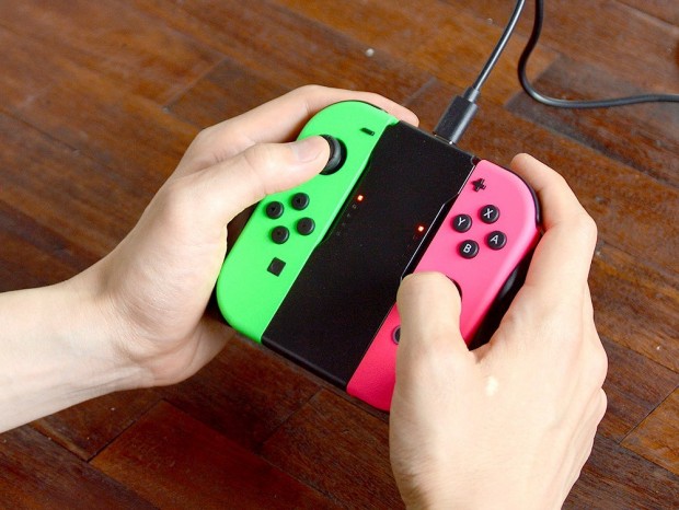 純正よりグリップ良好。Nintendo Switchコントローラ用「充電握りやすいグリップ」がサンコーから