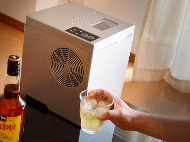 一杯やりたいのに氷がない！そんな時に最短6分で作れる、卓上サイズの高速製氷機「IceGolon」