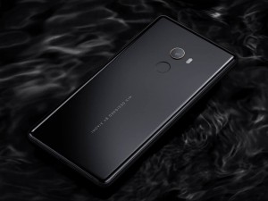 スナドラ835+8GBメモリの“Special Edition”も3面ベゼルレスの最上位  