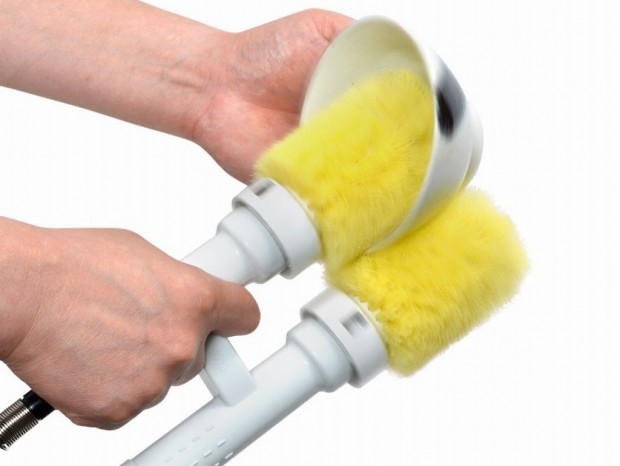 狙え、食器洗いの時短化。3秒で食器が洗える「セミオート電動ツインヘッドブラシ」がサンコーから