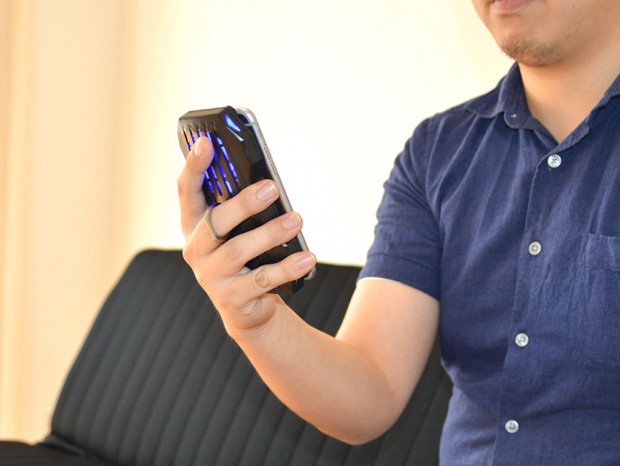 吸盤でペタリと貼れる、モバイルバッテリー内蔵スマホクーラーがサンコーから