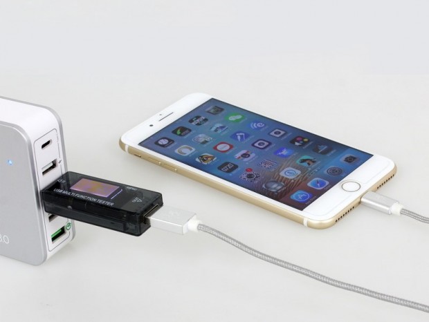 コネクタの向きを気にせず使える「QC3.0対応 USB電圧・電流チェッカー」が上海問屋から