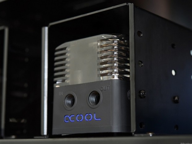 ドライブベイに搭載できるポンプ内蔵小型リザーバー、Alphacool「Eisstation」シリーズ