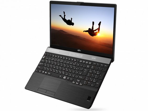 富士通、Windows MRヘッドセット付属の15.6型ノートPC「LIFEBOOK AH-MR/B3」