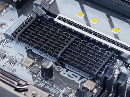 サイズ、赤黒2色のアルミ製M.2 SSDヒートシンク、GELID「SubZero M.2」取り扱い開始
