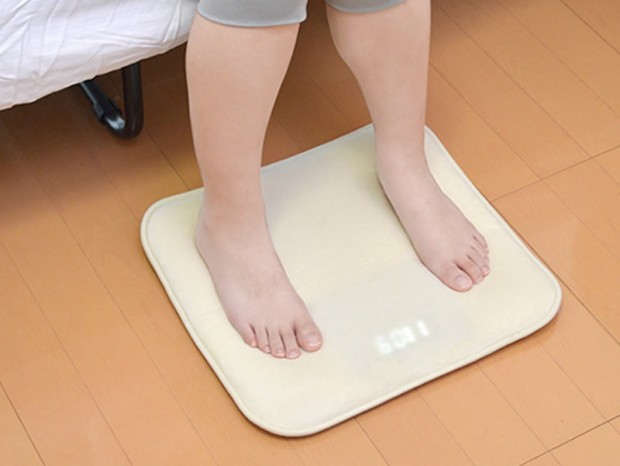 立ち上がらないと止まない、やっかいな目覚まし時計マット