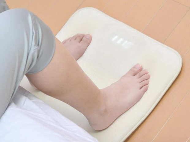 立ち上がらないと止まない、やっかいな目覚まし時計マット