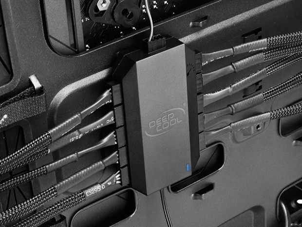マザーボードトレイ背面に搭載できる10ポートファンハブ、Deepcool「FH-10」
