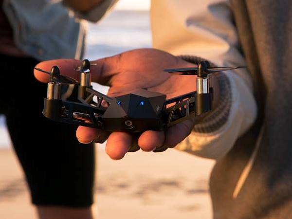 4Kカメラ搭載の手のひらドローン「Kudrone」がソフトバンクから発売。価格は実売2.7万円