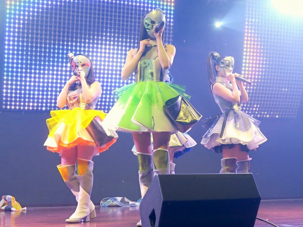 仮面女子」コラボアイドルユニット 無限女子4名直筆サイン入り コラボ