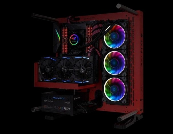 Thermaltake、LED搭載パーツを「Aura Sync」など各種イルミに対応させる「TT Sync Controller」