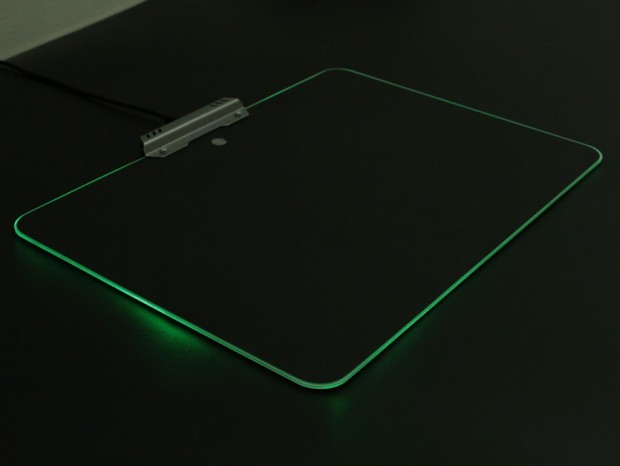 RGB LEDを搭載するハードタイプのゲーミングマウスパッドが上海問屋から