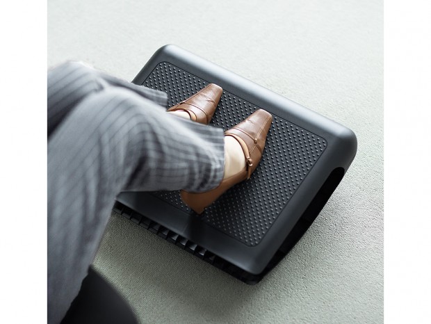 足元のタップやケーブルが収納できるエルゴノミクスフットレスト