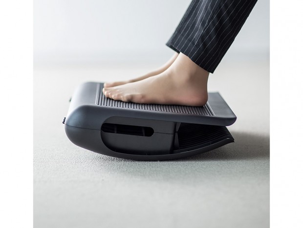 足元のタップやケーブルが収納できるエルゴノミクスフットレスト