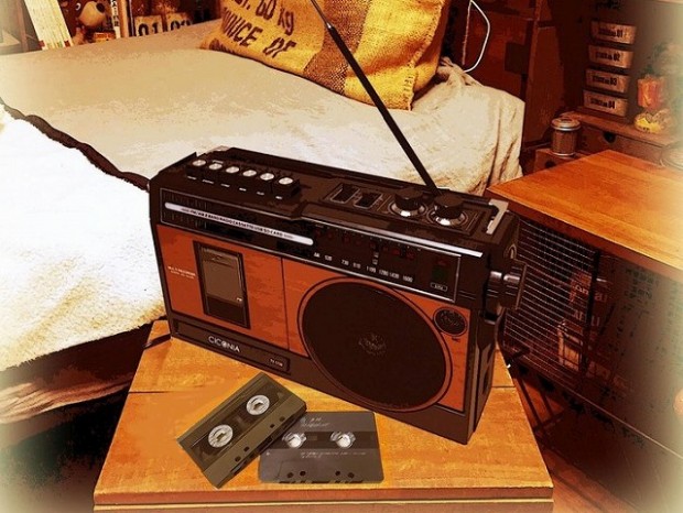 昭和テイストあふれる大型カセットプレイヤーの新製品。USBメモリやSDカードにも対応