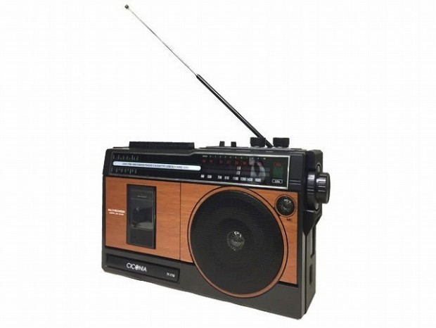 昭和テイストあふれる大型カセットプレイヤーの新製品。USBメモリやSDカードにも対応