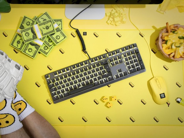幅900mmの大判サイズ。ポップでカラフルな全5色のデスクパッド「Mionix Desk Pad」