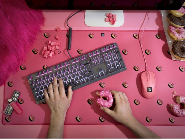 幅900mmの大判サイズ。ポップでカラフルな全5色のデスクパッド「Mionix Desk Pad」