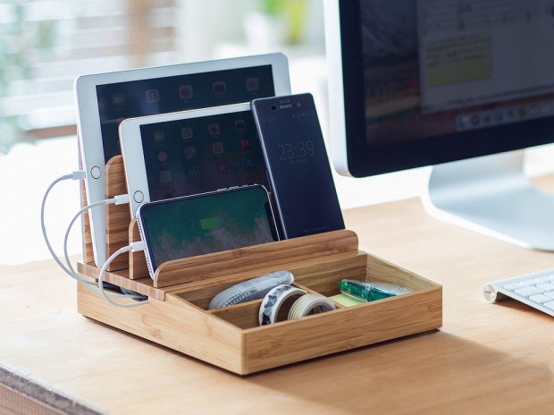 小物も収納できる“竹製”充電ステーションがサンワダイレクトから