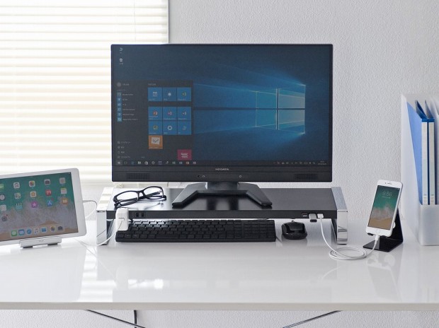 サンワダイレクト、電源タップとUSBハブを搭載する多機能机上ラック発売
