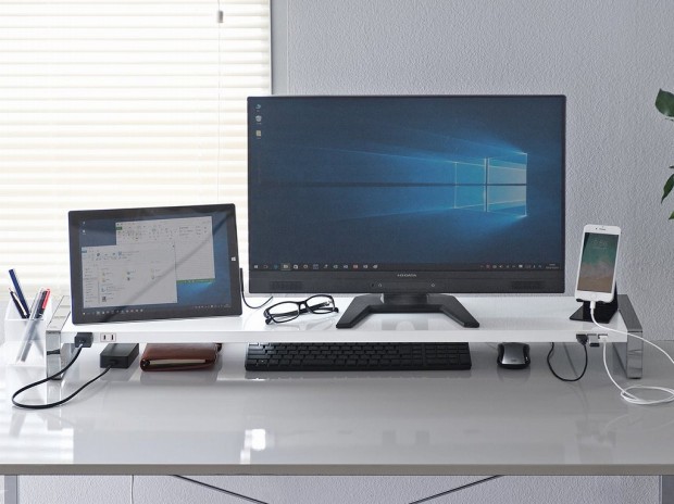 サンワダイレクト、電源タップとUSBハブを搭載する多機能机上ラック発売