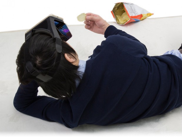 2段式ミラーで反射させる、上海問屋「ミラー反射式 手ぶらスマホビューワー」