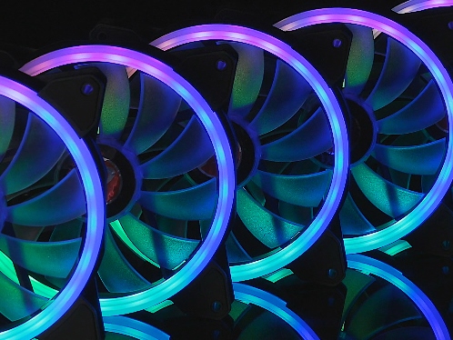 RAIJINTEK、20パターンのライティングを楽しめる140mmファン「IRIS 14 RAINBOW RGB」