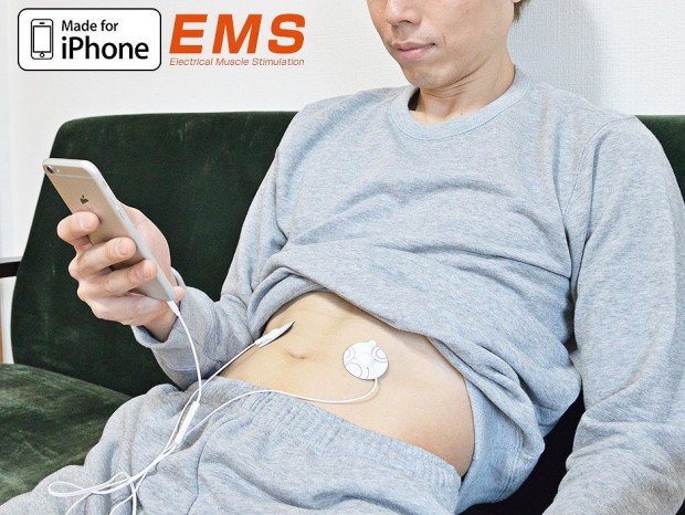いつでも腹筋が鍛えられるイヤフォンジャック型EMS、サンコー「引き締めパッド for iPhone」