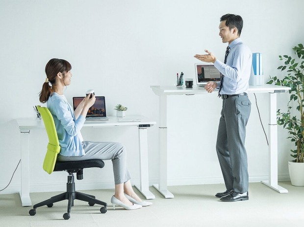 立ち作業と座り作業を効率的に切り替えられる電動昇降デスクがサンワサプライから