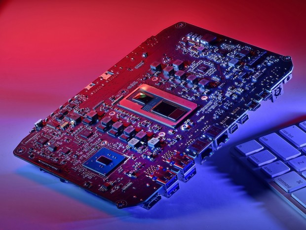 Intel、“史上最強のNUC”ことRX Vega内蔵の「Hades Canyon NUC」を出荷開始