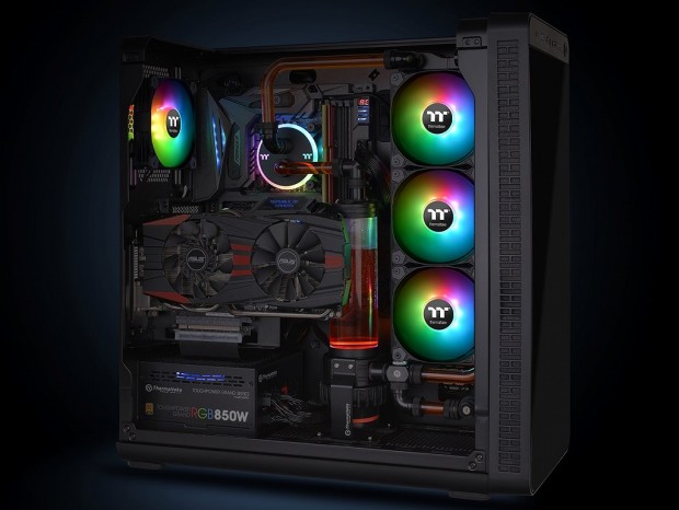 Thermaltake、スマホから音声制御できるリングRGBファン「Pure Plus 12 LED RGB Radiator Fan」