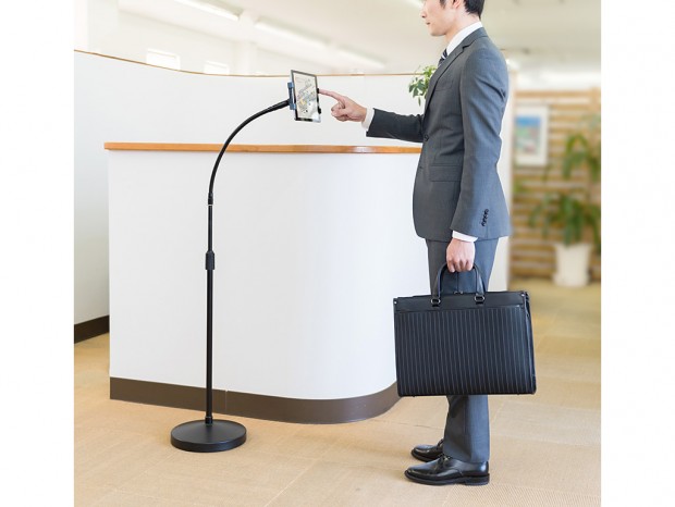 ニョキッと伸びて最大185cm。タブレット用床置きスタンドがサンワダイレクトから