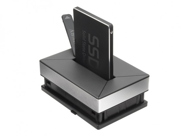 クレードルに変形する2.5インチHDD/SSD収納ケース、センチュリー「裸族の二刀流」
