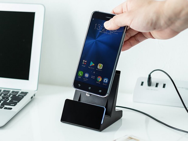 手持ちのスマホが置くだけで充電できる、マグネット充電ケーブルスタンド
