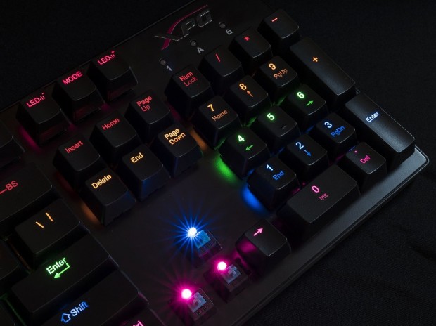 ADATA、11パターンに発光するKailh軸搭載ゲーミングキーボード「INFAREX K20」
