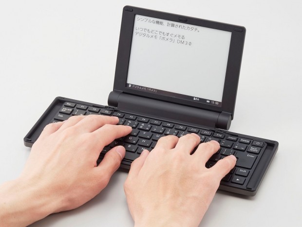 キングジム、電子ペーパーディスプレイ搭載のデジタルメモ「ポメラDM30