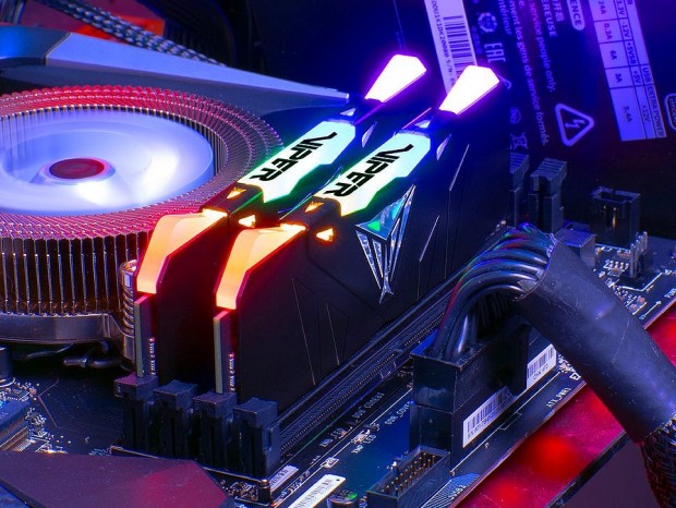 メモリ DDR4  16GB   Patriot Viper RGB