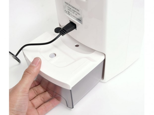 モバイルバッテリでも動作する、USBミニ除湿機「湿気とるん」