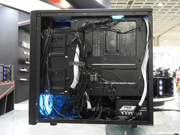 2018Comp_0611_BitFenix_07_1024x768_05