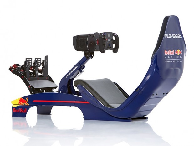 地面ギリギリの低座面、足を上げた着座仕様。F1再現のレーシングシミュレータ「Playseat F1」