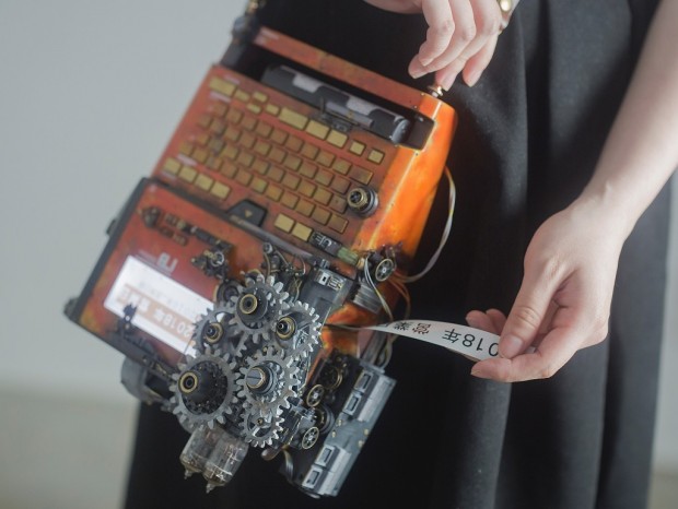 蒸気機関や古代の力で動く「世界最古のテプラ」？キングジムから素敵なプレゼント