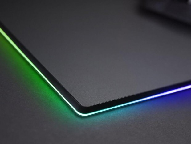 1,670万色カラーのRGB Fusionに対応した光るマウスパッド、GIGABYTE「P7」