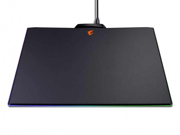 1,670万色カラーのRGB Fusionに対応した光るマウスパッド、GIGABYTE「P7」