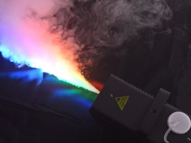 煙と光で幻想的な演出ができるLEDスモークマシン「煙出」がサンコーから